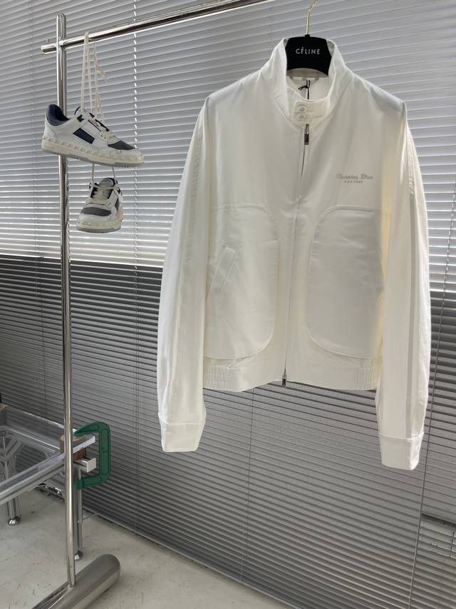Dio 2025早秋新品，棉质精梳面料，立体口袋，前幅带有Logo绣花，落肩束腰版型，五金原版1：1还原，做工精细。 男女同款！ 码数：46 48 50 52