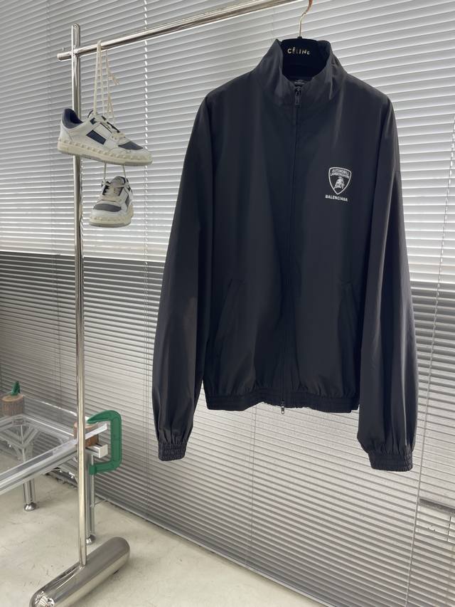 Balenciag × Lamborghini 刺绣拉链夹克 定制科技聚酯纤奢享料 丝滑细腻 舒适贴肤 经典黑色衣身 线条流畅 时尚巨擘Balenciag邂逅传