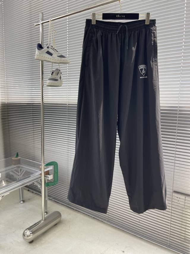 Balenciag 25 兰博联名长裤 面料采用奢侈品级别棉质府绸面料 区别市场现货面料 是市场普通面料的三倍价格P 独一无二的奢侈品面料手感 光泽程度 刺绣采