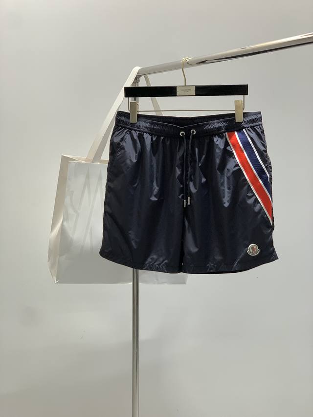 Moncler 蒙口，2025夏季最新品，专柜同步有售，原单狠货，时尚休闲短裤，采用进口原版面料，顶级刺绣工艺字母图案Logo，原版五金辅料装饰，简单而不失时尚
