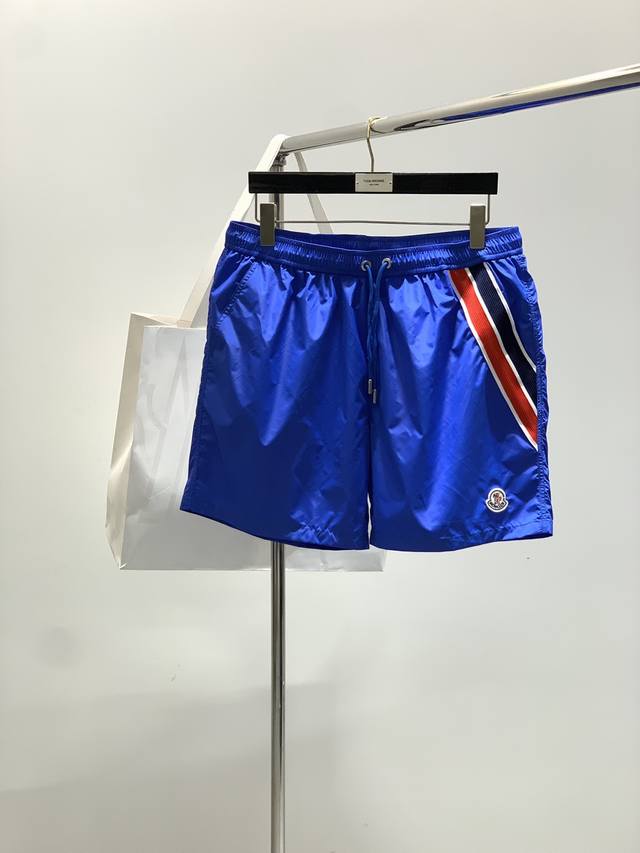 Moncler 蒙口，2025夏季最新品，专柜同步有售，原单狠货，时尚休闲短裤，采用进口原版面料，顶级刺绣工艺字母图案Logo，原版五金辅料装饰，简单而不失时尚