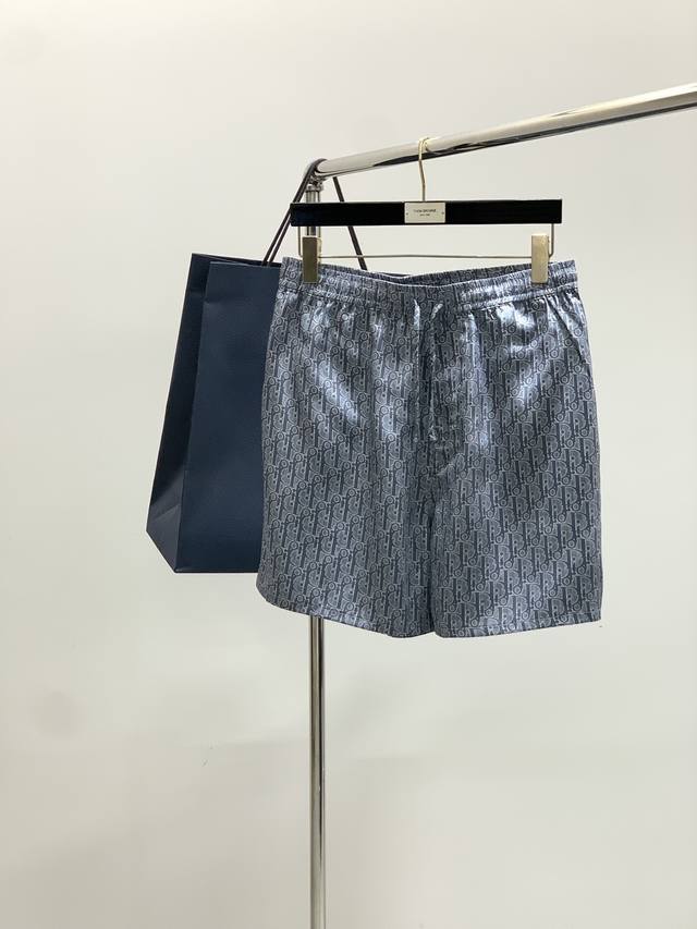 衣服 ，短裤 ，Dior 迪奥， 2025夏季新品，专柜同步有售，简约时尚休闲短袖套装，原版进口面料，舒适透气，顶级印花工艺字母图案Logo，档次极高，独特设计