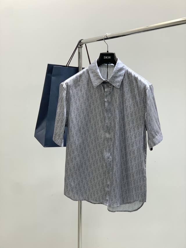衣服 ，短裤 ，Dior 迪奥， 2025夏季新品，专柜同步有售，简约时尚休闲短袖套装，原版进口面料，舒适透气，顶级印花工艺字母图案Logo，档次极高，独特设计
