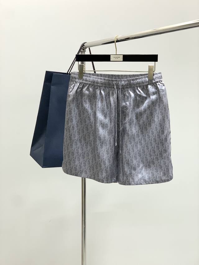 衣服 ，短裤 ，Dior 迪奥， 2025夏季新品，专柜同步有售，简约时尚休闲短袖套装，原版进口面料，舒适透气，顶级印花工艺字母图案Logo，档次极高，独特设计