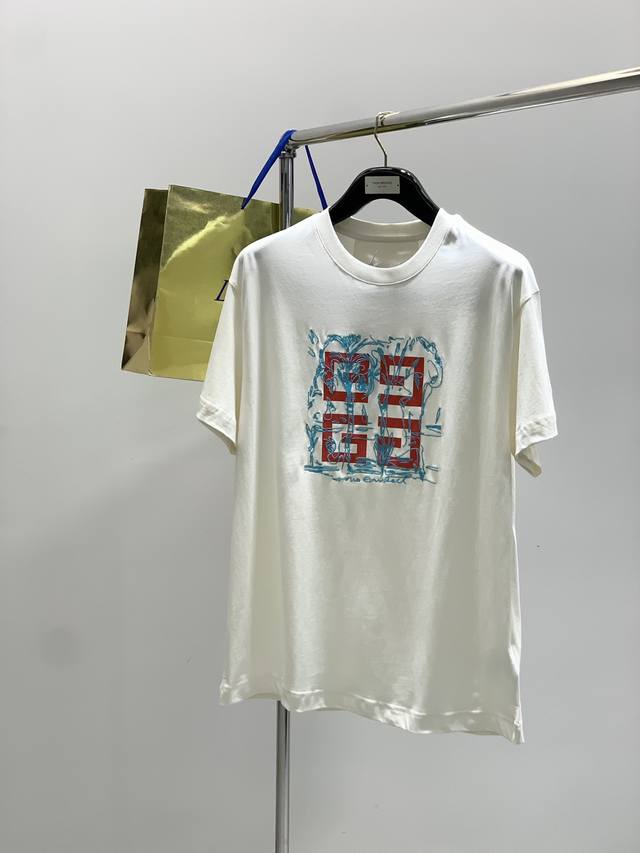 Givenchy 纪梵希，2025夏季最新品，专柜同步有售，原单狠货，时尚休闲翻领短袖T恤，进口原版面料，顶级刺绣工艺字母图案装饰Logo，档次极高，舒适百搭，