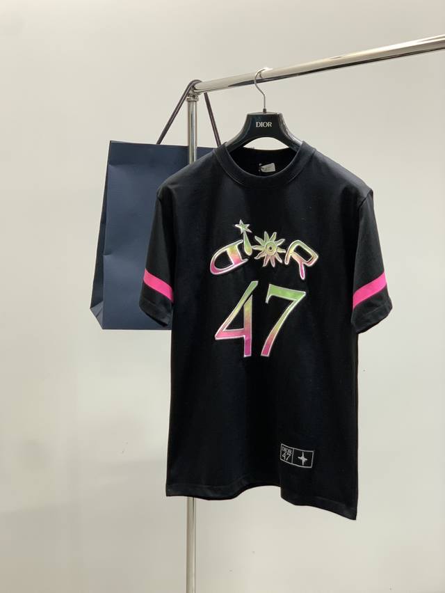 Dior 迪奥， 2025夏季新品，专柜同步有售，简约时尚休闲圆领短袖T恤，原版进口面料，舒适透气，顶级刺绣工艺字母图案Logo，档次极高，独特设计，上身时尚帅