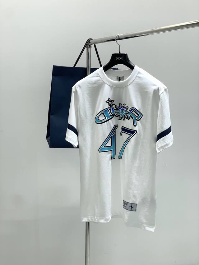 Dior 迪奥， 2025夏季新品，专柜同步有售，简约时尚休闲圆领短袖T恤，原版进口面料，舒适透气，顶级刺绣工艺字母图案Logo，档次极高，独特设计，上身时尚帅