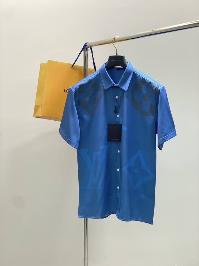 衣服 ，短裤，Louisvuitton 路易威登，2025夏季最新款，专柜同步有售，原单狠货，时尚休闲短袖套装，上身很有特点！吸睛而有亮点，进口原版面料，顶级印