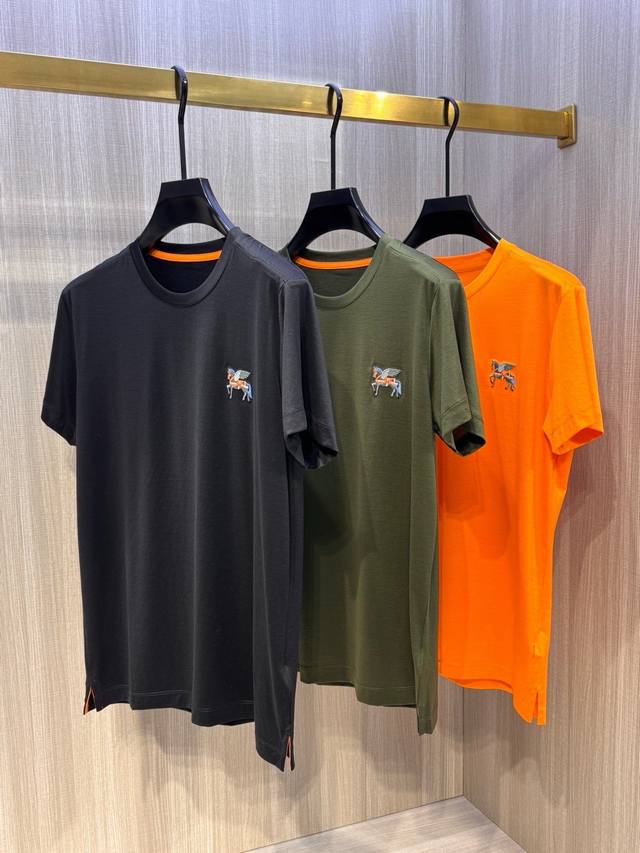型号Hs008#，爱马家 2025春夏最新小飞马绣标男士圆领T恤衫，传统大众的基础款型，不挑人穿，胸前极具代表性的小飞马徽标，采用3D立体刺绣工艺，精致而富有层