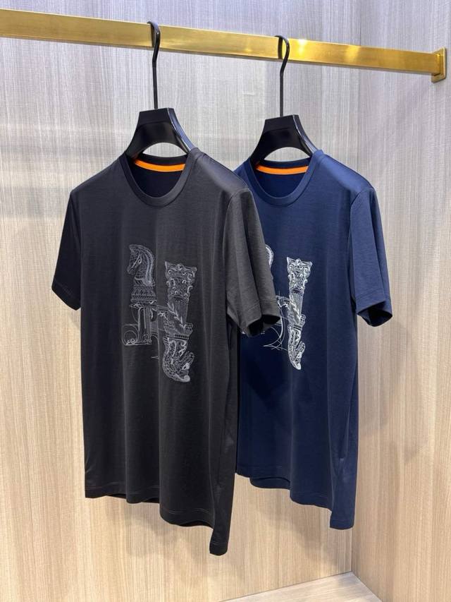 型号Hs040#，爱马家 2025春夏最新马头雕像刺绣男士圆领T恤衫，胸前极具代表性的马头雕像图案，充满了高雅的艺术气息，复古又时髦，采用万针级高端3D立体刺绣
