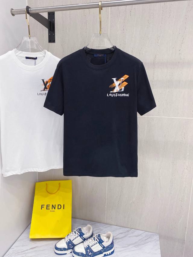 路易威*1V 25Ss春夏新款首发专柜最新款短袖圆领T恤 手绘高端订制 设计前卫时尚！品牌Logo重工艺设计，高端定制面料，手感柔软，穿着舒适，客供进口高档面料
