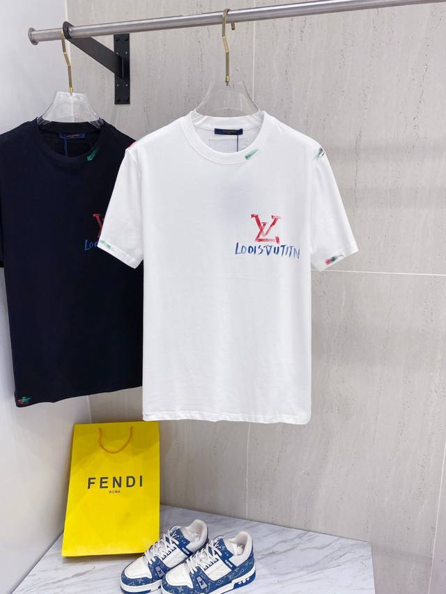 路易威*1V 25Ss春夏新款首发专柜最新款短袖圆领T恤 手绘高端订制 设计前卫时尚！品牌Logo重工艺设计，高端定制面料，手感柔软，穿着舒适，客供进口高档面料