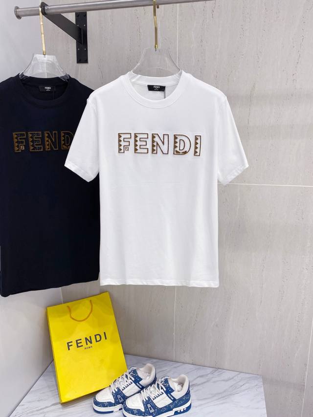 芬*Fendi 25Ss春夏新款首发专柜最新款短袖圆领T恤 高端订制 设计前卫时尚！品牌Logo重工艺设计，高端定制面料，手感柔软，穿着舒适，客供进口高档面料质