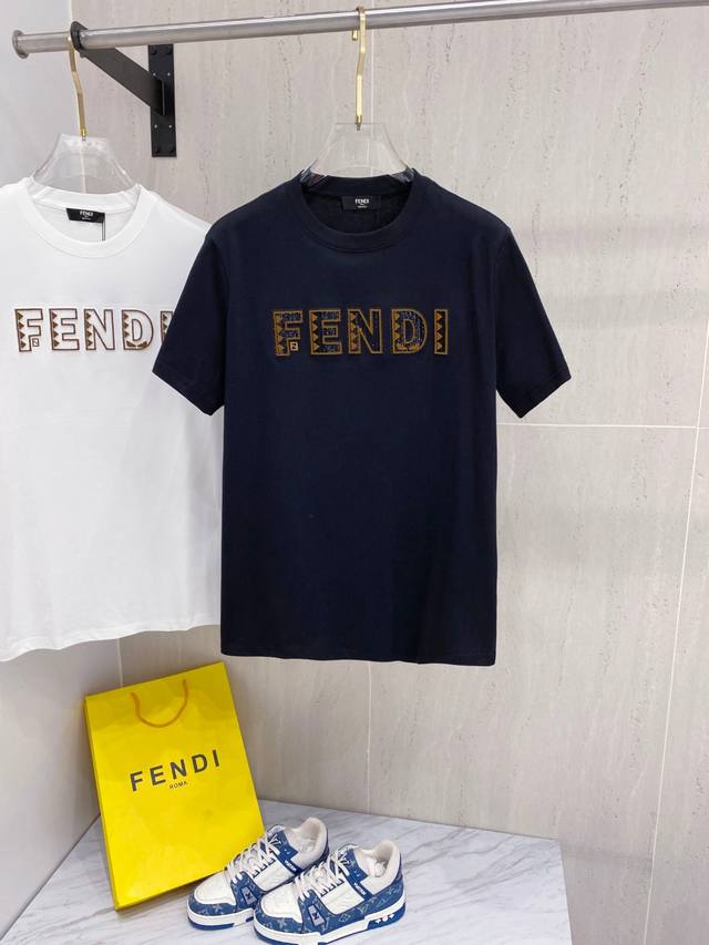 芬*Fendi 25Ss春夏新款首发专柜最新款短袖圆领T恤 高端订制 设计前卫时尚！品牌Logo重工艺设计，高端定制面料，手感柔软，穿着舒适，客供进口高档面料质