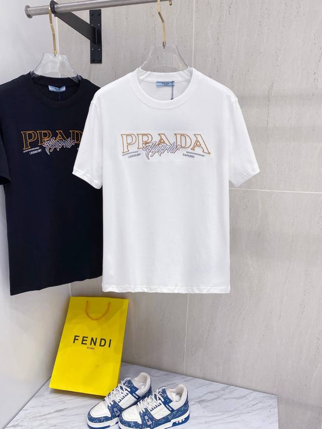 普拉*Prada 25Ss春夏新款首发专柜最新款短袖圆领T恤 高端订制 设计前卫时尚！品牌Logo重工艺设计，高端定制面料，手感柔软，穿着舒适，客供进口高档面料