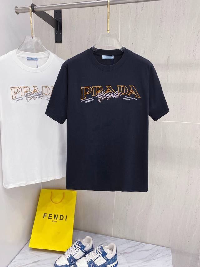 普拉*Prada 25Ss春夏新款首发专柜最新款短袖圆领T恤 高端订制 设计前卫时尚！品牌Logo重工艺设计，高端定制面料，手感柔软，穿着舒适，客供进口高档面料