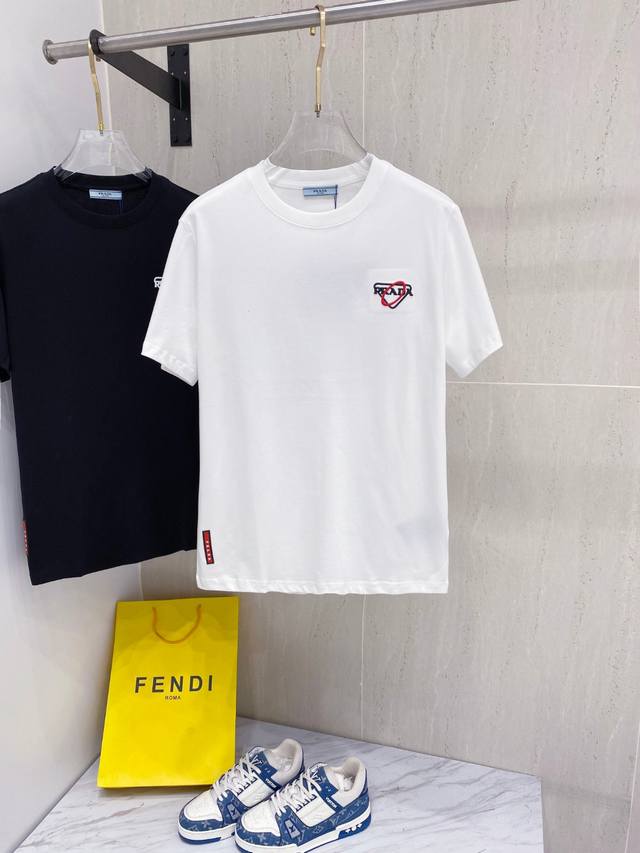普拉*Prada 25Ss春夏新款首发专柜最新款短袖圆领T恤 高端订制 设计前卫时尚！品牌Logo重工艺设计，高端定制面料，手感柔软，穿着舒适，客供进口高档面料