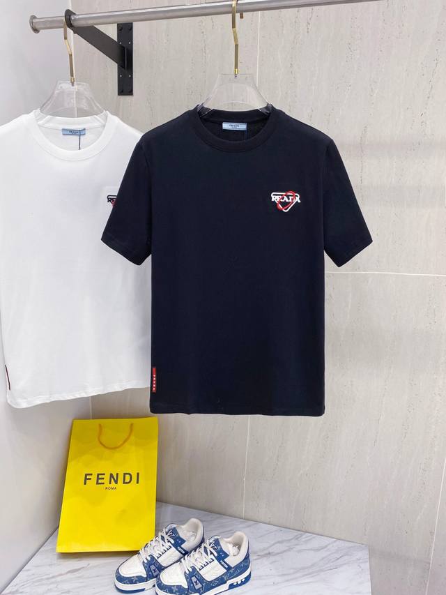 普拉*Prada 25Ss春夏新款首发专柜最新款短袖圆领T恤 高端订制 设计前卫时尚！品牌Logo重工艺设计，高端定制面料，手感柔软，穿着舒适，客供进口高档面料