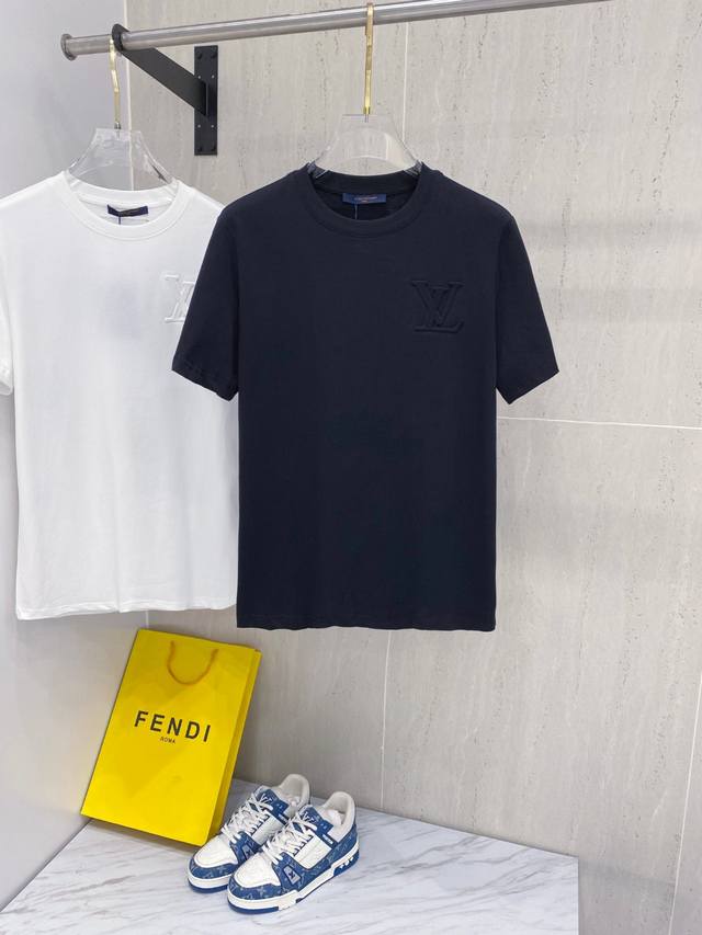 路易威*1V 25Ss春夏新款首发专柜最新款短袖圆领T恤 高端订制 设计前卫时尚！品牌Logo重工艺设计，高端定制面料，手感柔软，穿着舒适，客供进口高档面料质感