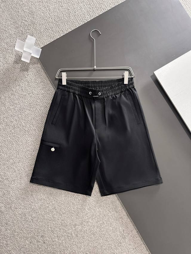 Moncler 男士精品休闲裤顶级面料休闲短裤 最新款上身版型无敌正绝对可以闭眼收的一款此款裤子非常百搭，弹力腰围,日常上班户外运动都可以穿着，是时尚休闲与户外