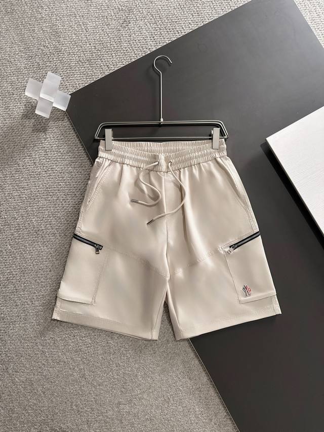 Moncler 男士精品休闲裤顶级面料休闲短裤 最新款上身版型无敌正绝对可以闭眼收的一款此款裤子非常百搭，弹力腰围,日常上班户外运动都可以穿着，是时尚休闲与户外