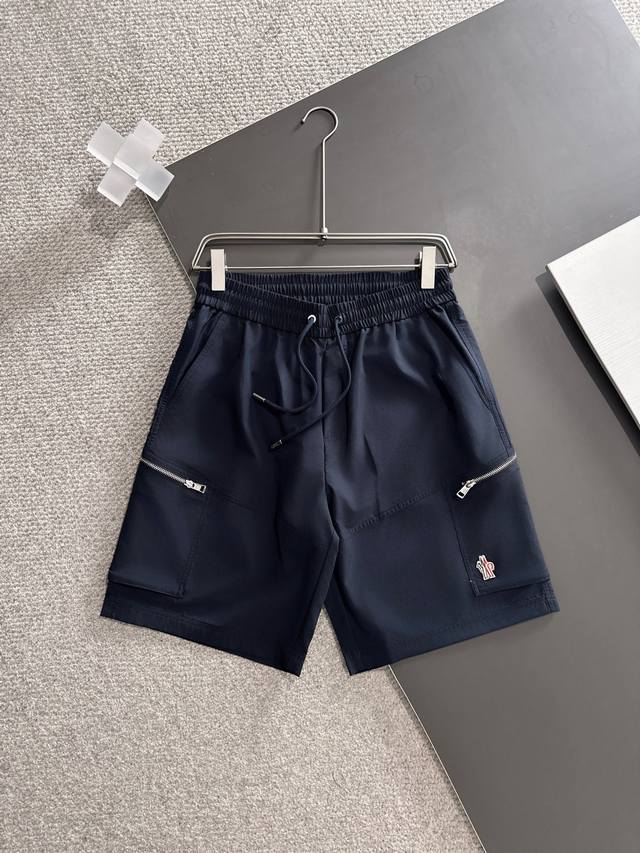 Moncler 男士精品休闲裤顶级面料休闲短裤 最新款上身版型无敌正绝对可以闭眼收的一款此款裤子非常百搭，弹力腰围,日常上班户外运动都可以穿着，是时尚休闲与户外