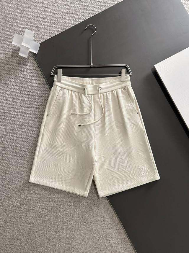 新品 Lv。男士精品休闲裤顶级面料休闲短裤 最新款上身版型无敌正绝对可以闭眼收的一款此款裤子非常百搭，弹力腰围,日常上班户外运动都可以穿着，是时尚休闲与户外运动