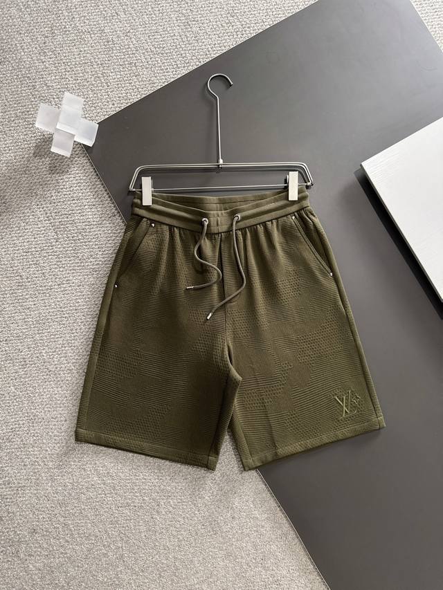 新品 Lv。男士精品休闲裤顶级面料休闲短裤 最新款上身版型无敌正绝对可以闭眼收的一款此款裤子非常百搭，弹力腰围,日常上班户外运动都可以穿着，是时尚休闲与户外运动