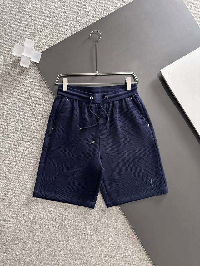 新品 Lv。男士精品休闲裤顶级面料休闲短裤 最新款上身版型无敌正绝对可以闭眼收的一款此款裤子非常百搭，弹力腰围,日常上班户外运动都可以穿着，是时尚休闲与户外运动