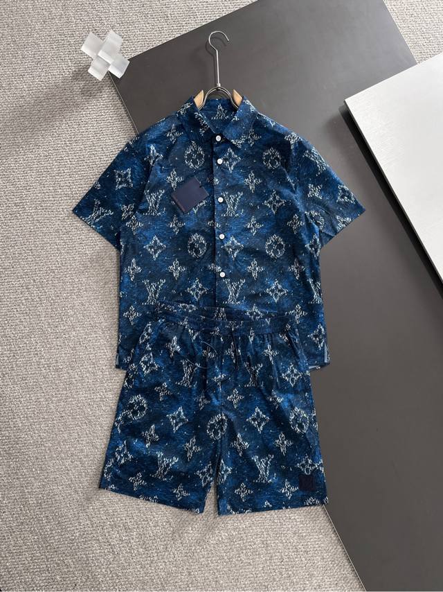 顶级版本 套 Lv冰丝套装 25Ss夏季新品！-Lou*S潮男时尚休闲圆领套装，纯色满身暗纹提花面料，轻薄款时尚休闲套装，轻薄纯棉面料。最新力推款套装，宽松落肩