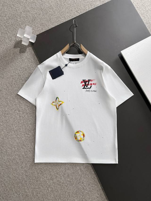 Lv* 2025春夏新款首发专柜最新款短袖圆领T恤 高端订制 设计前卫时尚！品牌Logo重工艺设计 高端定制丝光长绒棉面料.手感柔软.穿着舒适.专柜级别精致车线