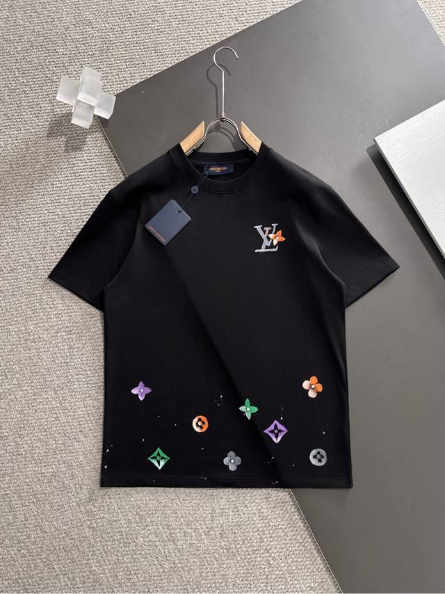 Lv* 2025春夏新款首发专柜最新款短袖圆领T恤 高端订制 设计前卫时尚！品牌Logo重工艺设计 高端定制丝光长绒棉面料.手感柔软.穿着舒适.专柜级别精致车线