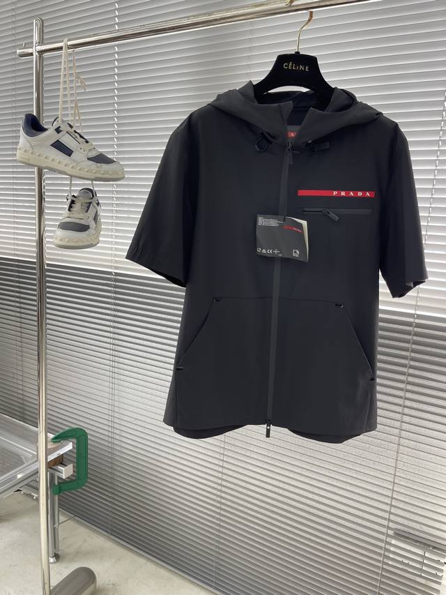 Prad 25春夏Linea Rossa系列-半袖款 Pd Linea Rossa是一个融合时尚与运动的系列，彰显创新性、设计感与功能性。该系列于1997年首度