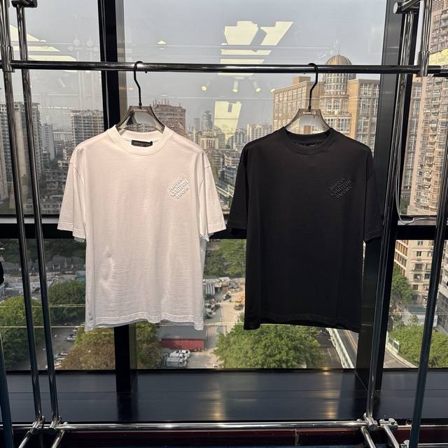 春夏新品发布，路易最新微阔版T恤出货，面料全部订制顶级新疆云朵棉，超舒适，胸前立体拱针绣花，绝对爆款48-56码 25-1260