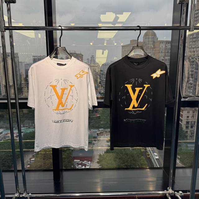 春夏新品发布，路易最新微阔版T恤出货，面料全部订制顶级云朵棉，发泡印花+进口奥钻工艺，质感超强，真正可穿一夏天的T恤，48-56码，抓紧入 25-1250