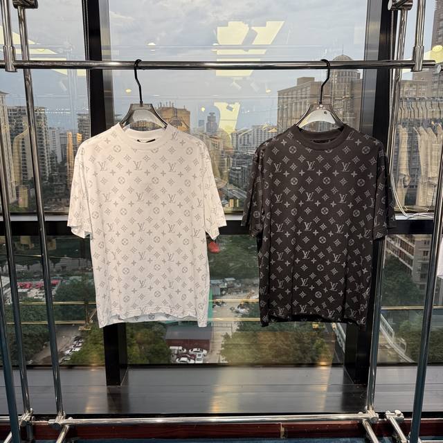 春夏新品发布，路易微阔版T恤出货，面料全部订制顶级云朵棉，超级舒适，全身水浆印花工艺，48-56码，抓紧入
