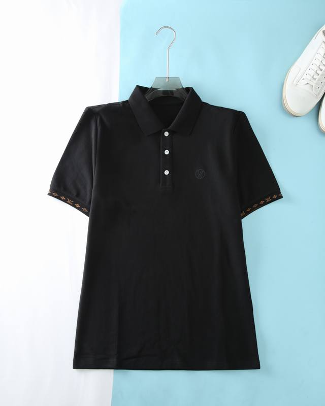 新品Lou V 路*登 2025Ss春夏新品，男士胸前经典徽标刺绣基础商务休闲短袖Polo衫！贸易公司渠道稀出，选用客供进口100%珠地棉材质制成，面料手感柔软