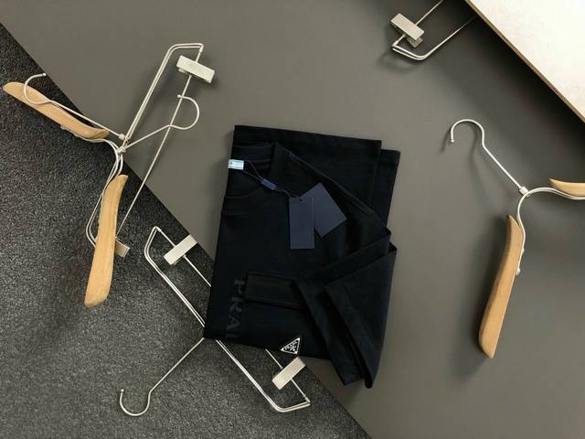 Prad*合身版型M-Xxxl 25春夏顶级白色口袋款字母贴皮融合金属三角标重磅经典短袖，精致工艺专柜面料，顶级元素融合打造，经典短袖3标齐全，潮男时尚，无论是