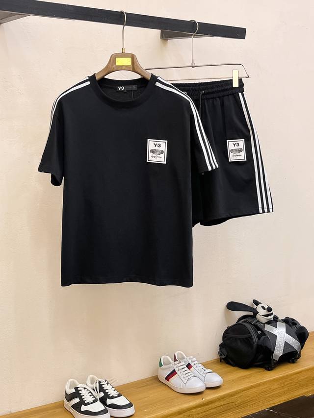 Y3 2025Ss圆领短袖短裤套装 纯棉面料上身不会闷热，爽滑舒适的亲肤效果更加透气，面料自带肌理感 经典徽标工艺 独有的角度全新演绎 时尚百搭首选！码数:M-