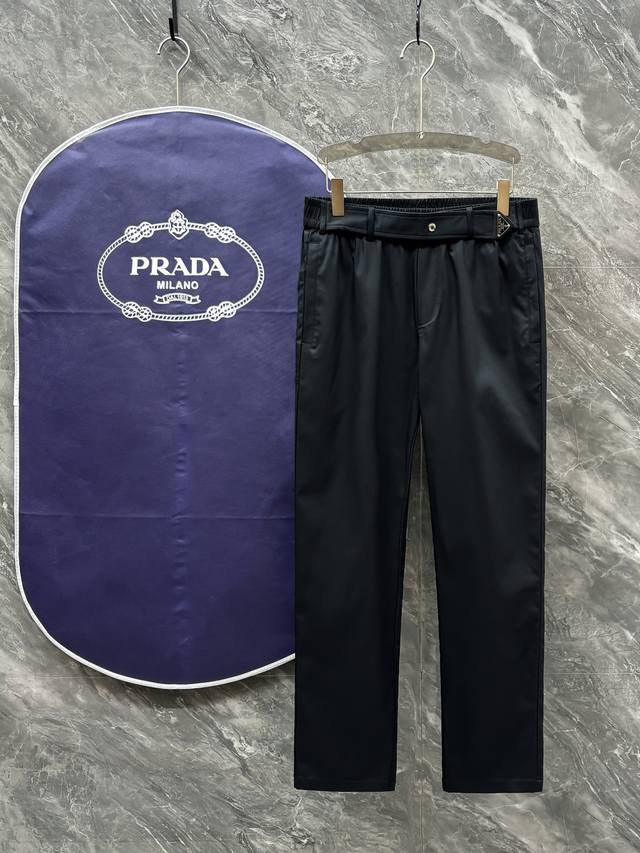 Prada 2025早春新款。进口面料款式简约百搭款，不挑人穿，细节感十足！裤身口袋两侧拉链非常有亮点，但也不会显得过于高调。上身帅气有型，腔调十足。腰头的做工