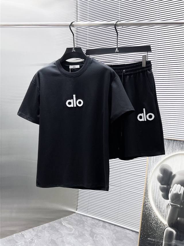 Alo 2025Ss夏季新款 休闲 短袖 短裤 套装，高端版本！专柜定制面料 透气舒适度高，细节无可挑剔，品牌元素设计理念，体现高品质。手感细腻柔软！呈现休闲裁