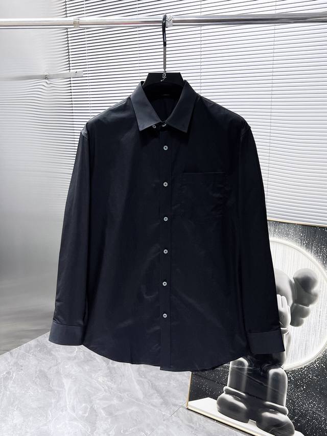 巴黎世家 2025Ss新款男士长袖 衬衫 衬衣，高端版本！专柜定制面料 透气舒适度高，细节无可挑剔，品牌元素设计理念，体现高品质。手感细腻柔软！呈现休闲裁剪，上