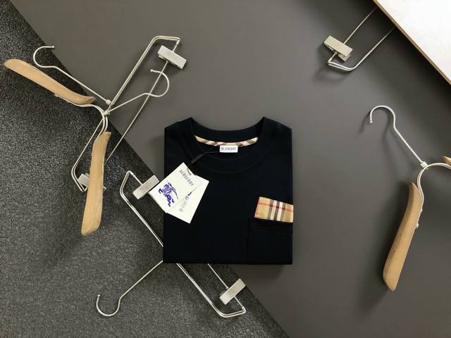 Bbr*阔版版型M-Xxl 顶级黑色格纹口袋经典短袖，精致工艺专柜面料，顶级元素融合打造，经典短袖3标齐全，潮男时尚，无论是上身舒适度还是都是无可比拟的存在，可