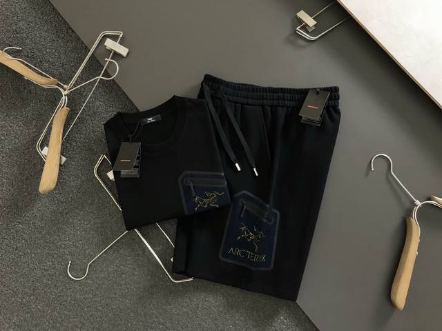 Sz*套装版型M-Xxxl 25春夏顶级网布口袋短袖套装，精致工艺专柜面料，顶级元素融合打造，经典短袖3标齐全，潮男时尚，无论是上身舒适度还是都是无可比拟的存在