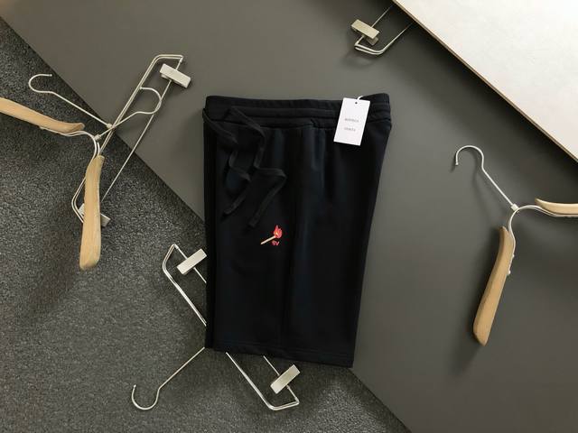Bv*合身版型S-Xl 25顶级火柴刺绣潮牌短裤，精致工艺专柜面料，顶级元素融合打造，3标齐全，潮男时尚，无论是上身舒适度还是都是无可比拟的存在，可以说是夏日必