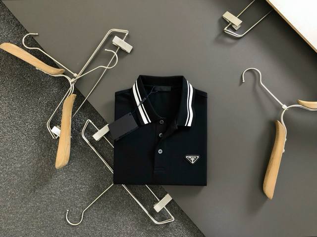 Prad*合身版型S-Xl 25早春最新金属三角标提花重磅Polo短袖，高端品质专柜原单圆领短袖，顶级制作工艺进口面料，专柜款独特设计，采用进口高端订制进口丝线