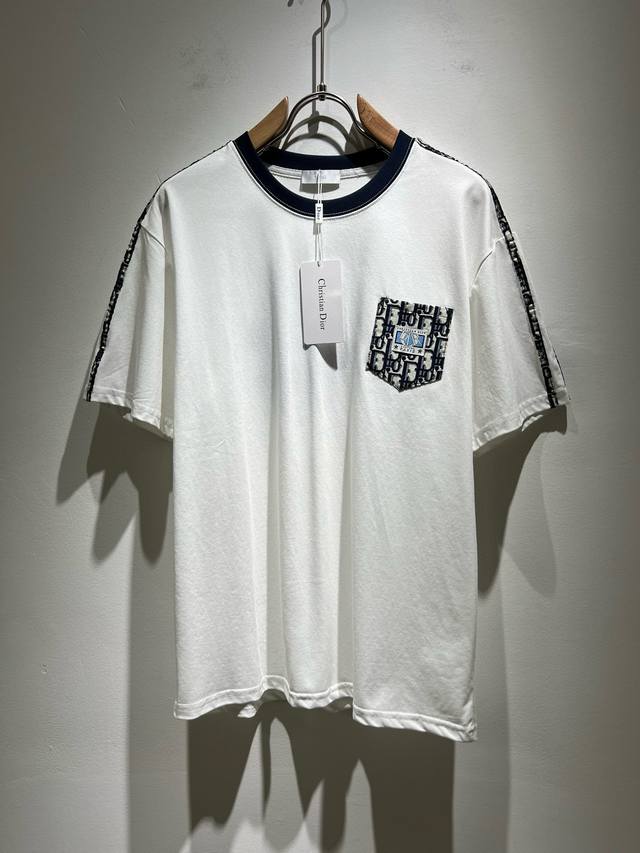 Dio*迪家 2025春夏新款男女同款短袖T恤，专柜同步发售！定制专属260克纯棉面料，定制原版工艺螺纹，胸前Logo图案口袋设计！简约大方，从容百搭，档次极高