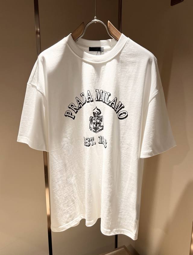 Pprad*A普*达 2025春夏新款休闲套装，最新款全网独家首上！！~既经典有时尚百搭，谁不爱啊，将经典再次展现，非常的耐看，自带低奢光环与辨识度！Pr*Da