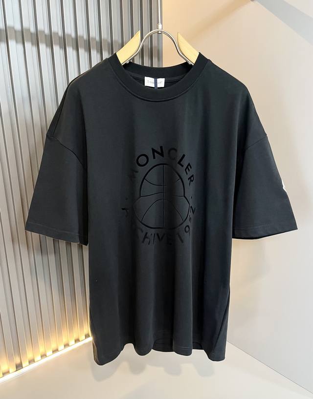 Moncler蒙家 2025春夏最新男女同款贸易订单休闲套装，全品相！！网红款！采用Logo图案压绒设计！上身舒适透气，不僵硬，整体有着丰富的立体感，品质出口订