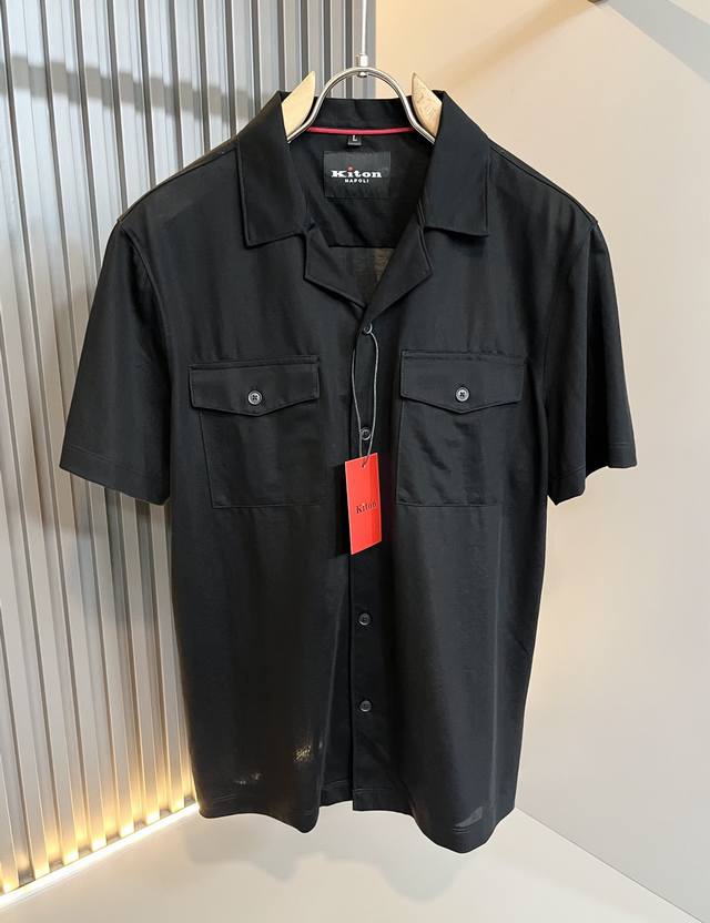 Kiton 2025春夏新款男士休闲套装，采用进口专属棉麻面料！！代表品牌形象 简洁舒适的款式，线条感粗细均匀饱满，精致细腻，上身高端又奢华。简约的款式穿搭起来
